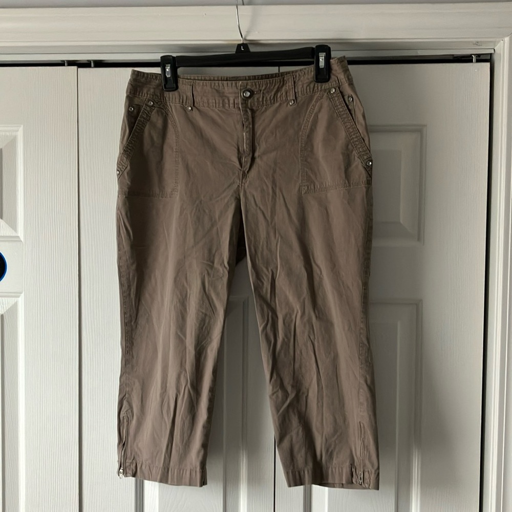 Light brown women’s capris